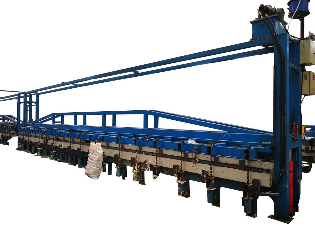 Long-format discontinuous intermittent panel press — side hydraulic clamping cylinders distributed along the full 18 m envelope, top gantry for platen lifting