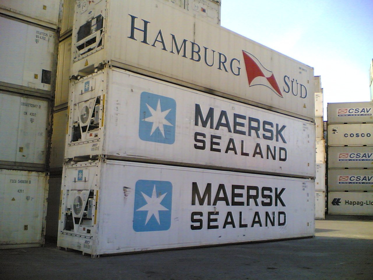 Stacked reefer containers (Hamburg Süd + Maersk Sealand) showing the PU-insulated panel construction of refrigerated shipping containers