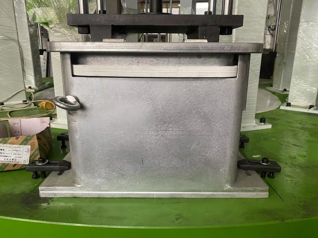 Cast-aluminium foaming jig — ZL105 body with LY12 reinforcement, upper clamping plate retracted