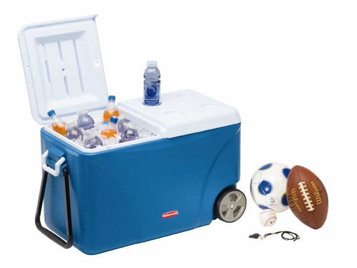 Rigid HDPE-shell PU-foam-insulated cooler box with cold drinks inside — meal-kit / grocery cold-chain delivery format